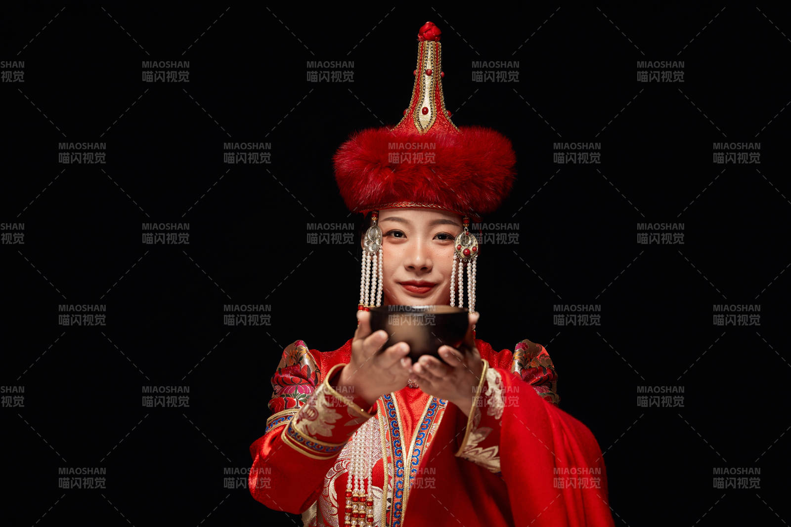 穿着蒙古族服饰的亚洲青年女性图片