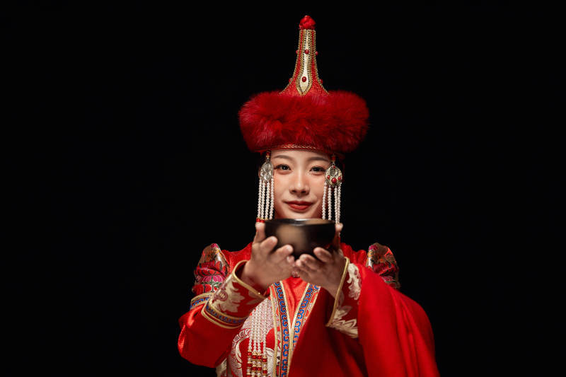 穿着蒙古族服饰的亚洲青年女性图片