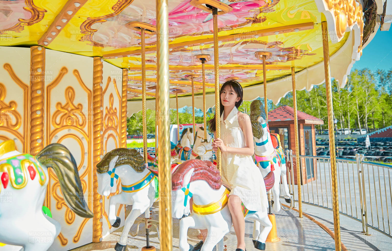 在游乐园坐旋转木马的可爱少女图片