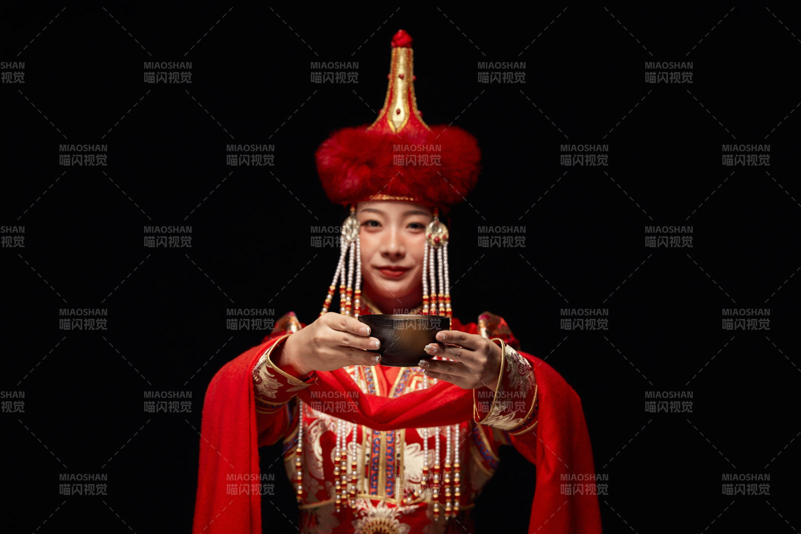 穿着蒙古族服饰的亚洲青年女性图片