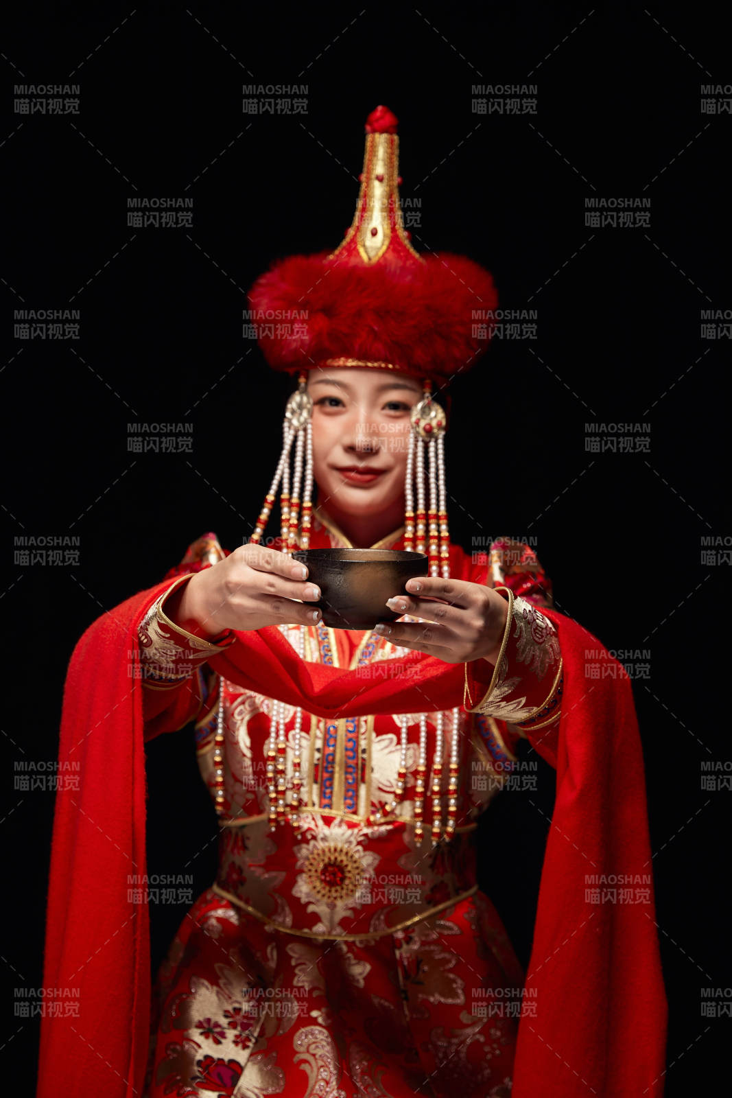 穿着蒙古族服饰的亚洲青年女性图片