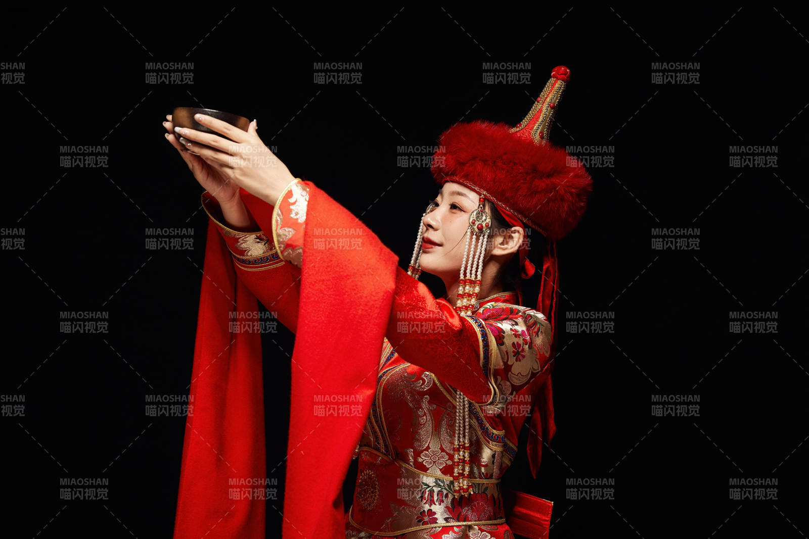 穿着蒙古族服饰的亚洲青年女性图片