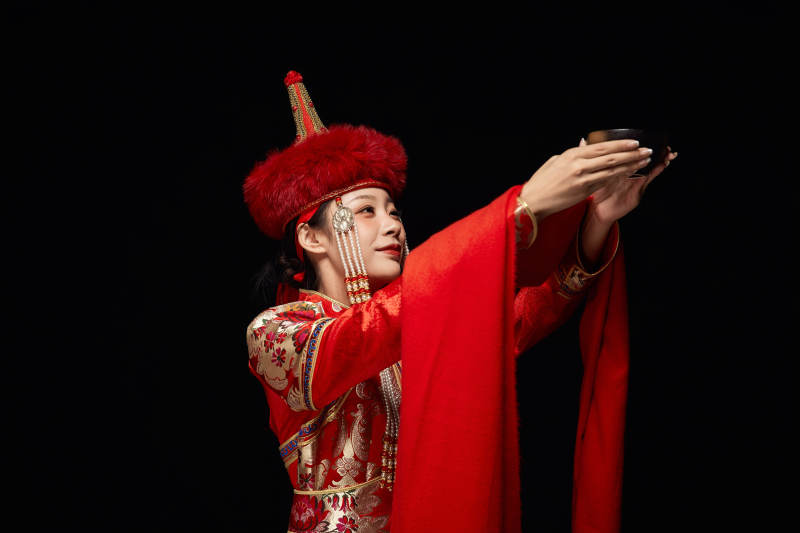 穿着蒙古族服饰的亚洲青年女性图片