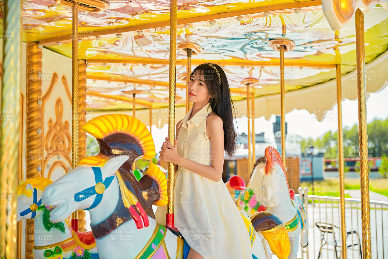 在游乐园坐旋转木马的可爱少女图片