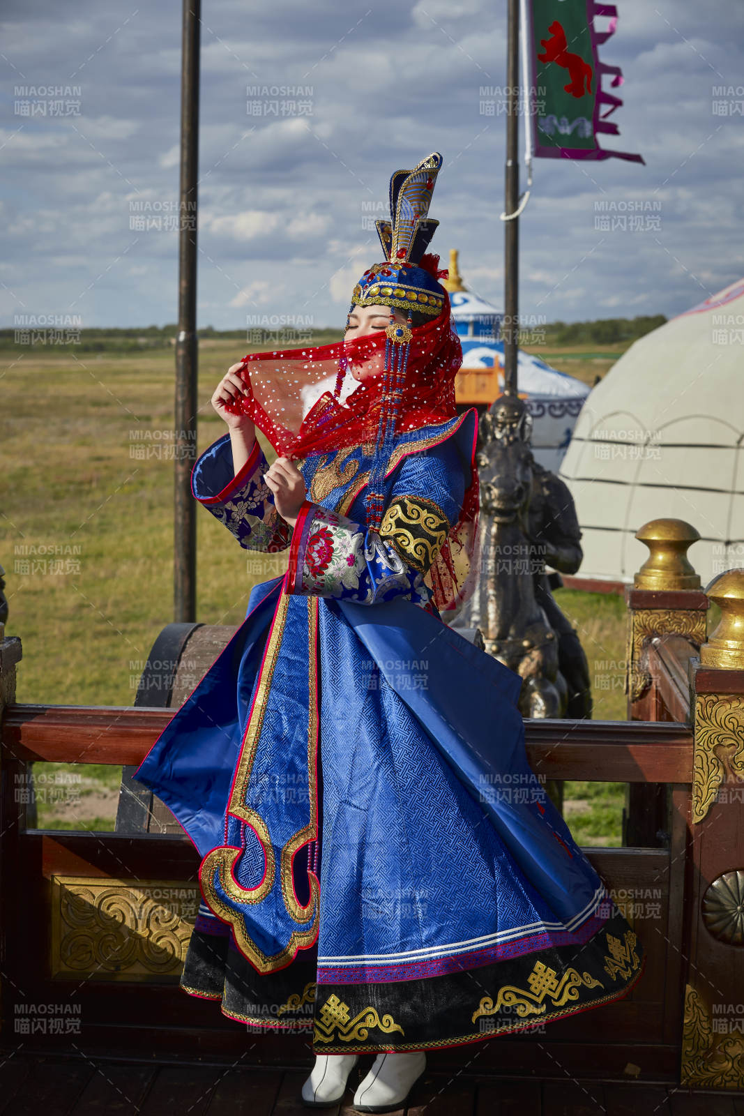草原上金源大帐蒙古战车上身穿豪华蒙古族服饰的蒙族少女图片