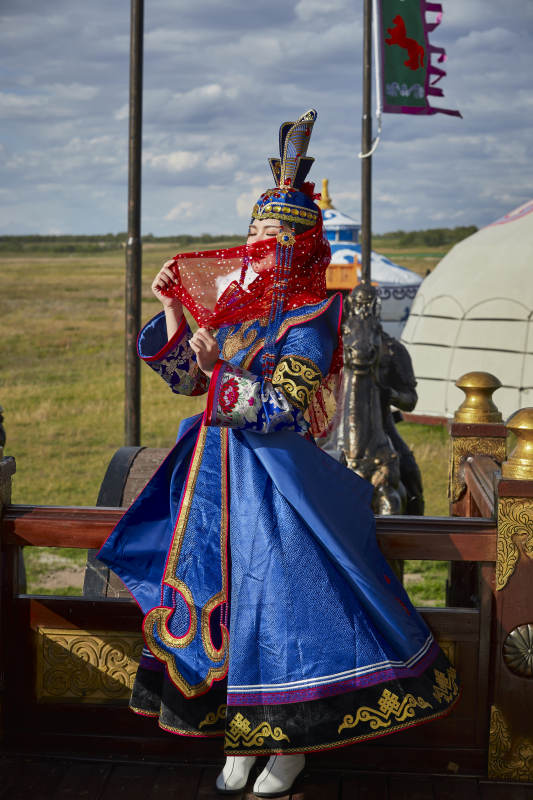 草原上金源大帐蒙古战车上身穿豪华蒙古族服饰的蒙族少女图片