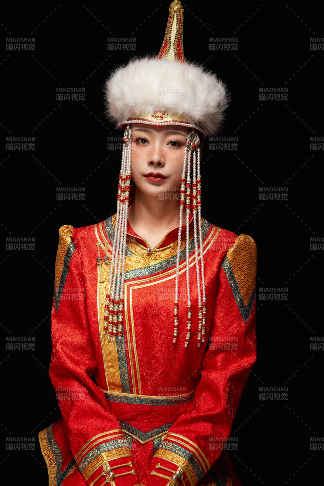 穿着蒙古族服饰的亚洲青年女性图片