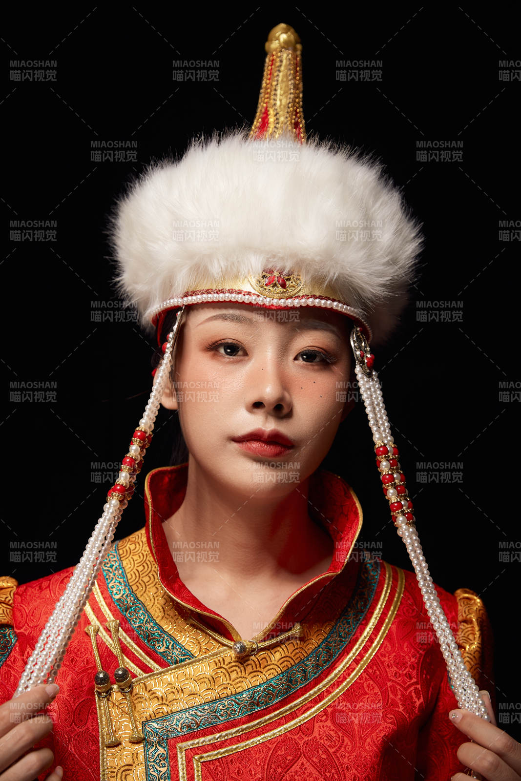 穿着蒙古族服饰的亚洲青年女性图片