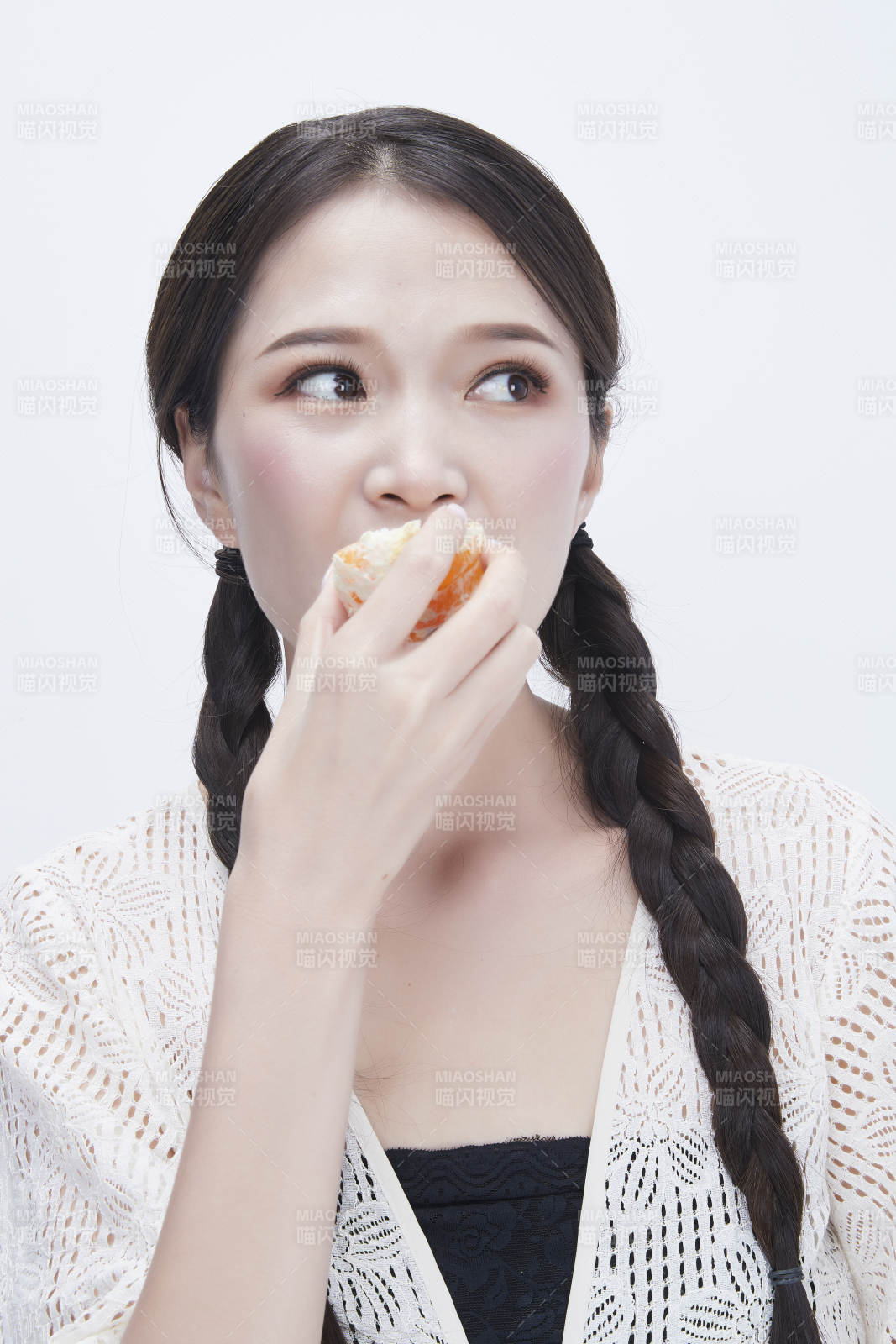 吃橙子被酸到的身穿镂空连衣裙可爱少女人像图片