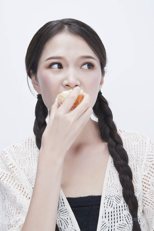 吃橙子被酸到的身穿镂空连衣裙可爱少女人像图片