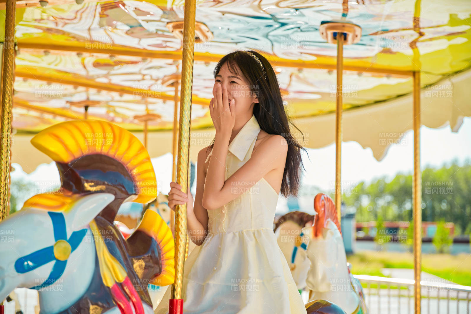 在游乐园坐旋转木马的可爱少女图片