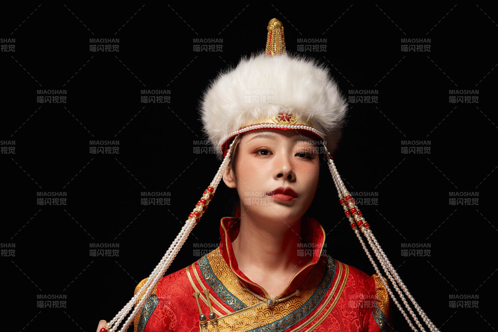 穿着蒙古族服饰的亚洲青年女性图片