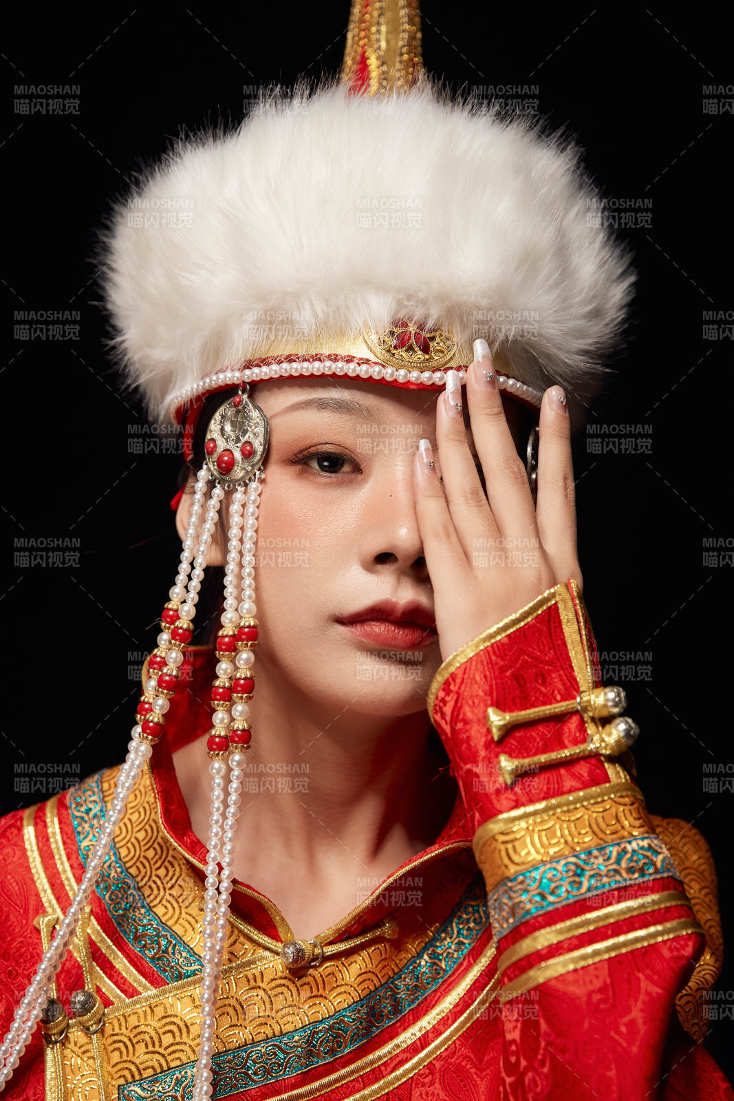 穿着蒙古族服饰的亚洲青年女性图片