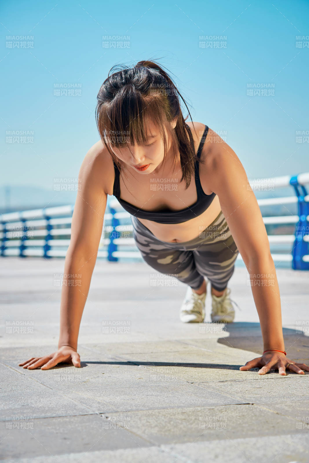 户外河畔公园做拉伸有氧运动的亚洲女性图片