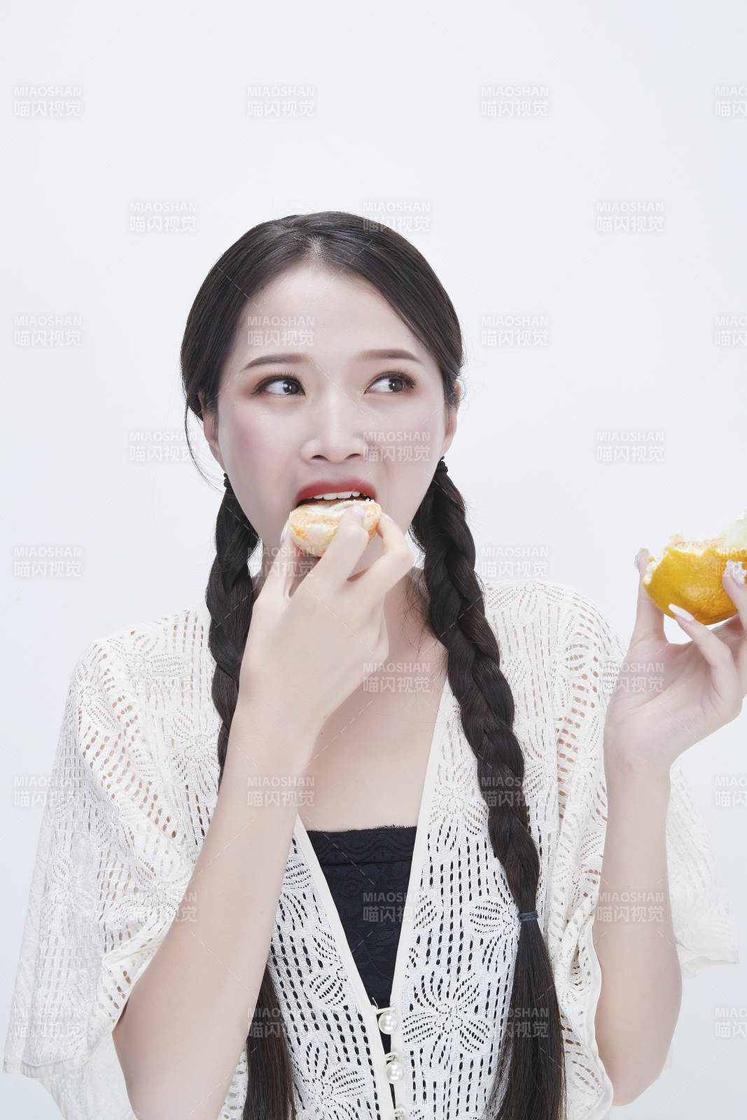 吃橙子被酸到的身穿镂空连衣裙可爱少女人像图片