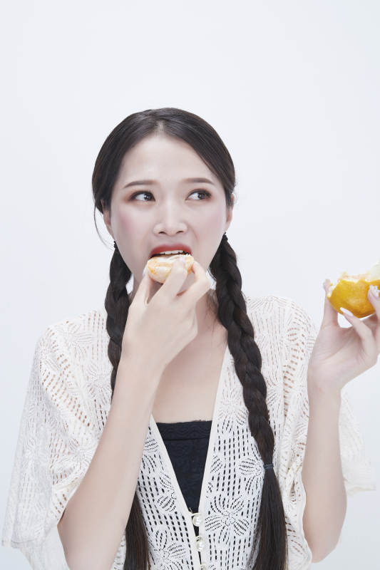 吃橙子被酸到的身穿镂空连衣裙可爱少女人像图片
