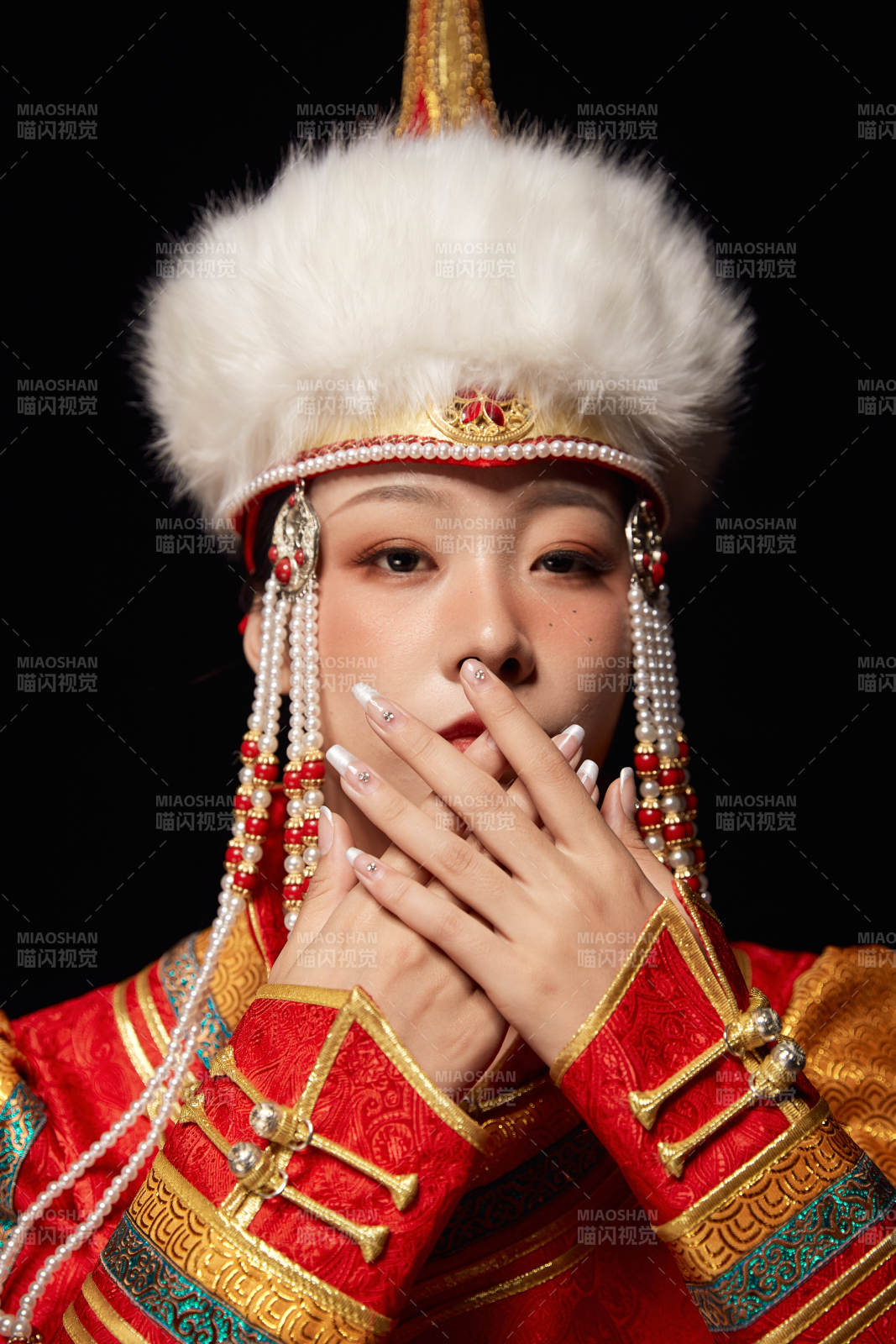 穿着蒙古族服饰的亚洲青年女性图片