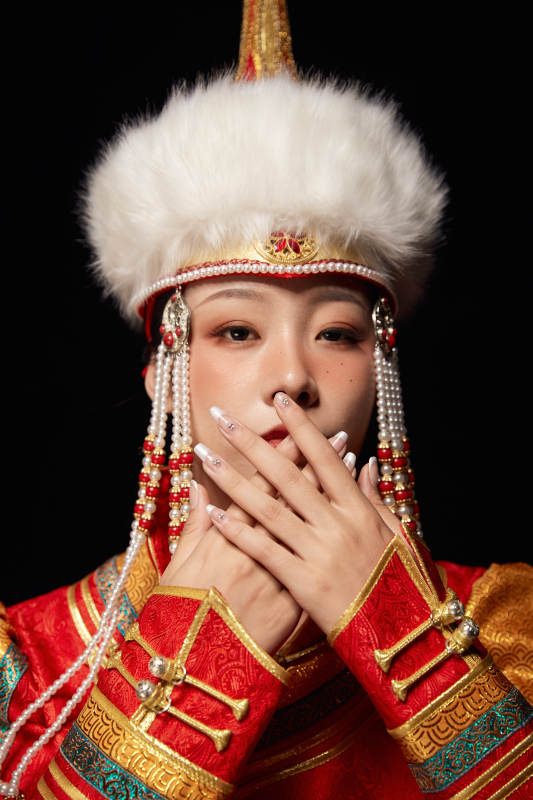 穿着蒙古族服饰的亚洲青年女性图片