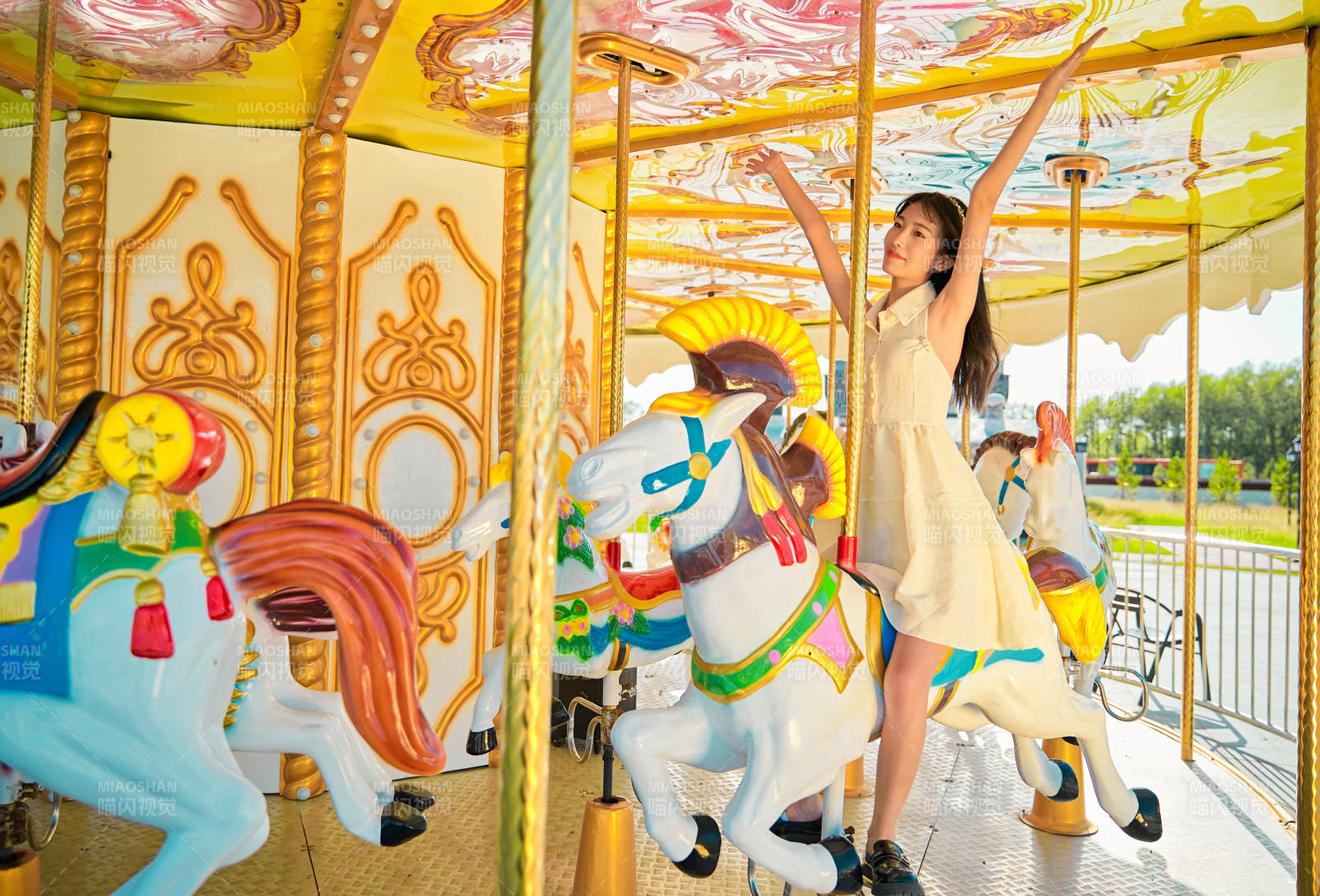 在游乐园坐旋转木马的可爱少女图片
