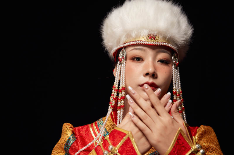 穿着蒙古族服饰的亚洲青年女性图片