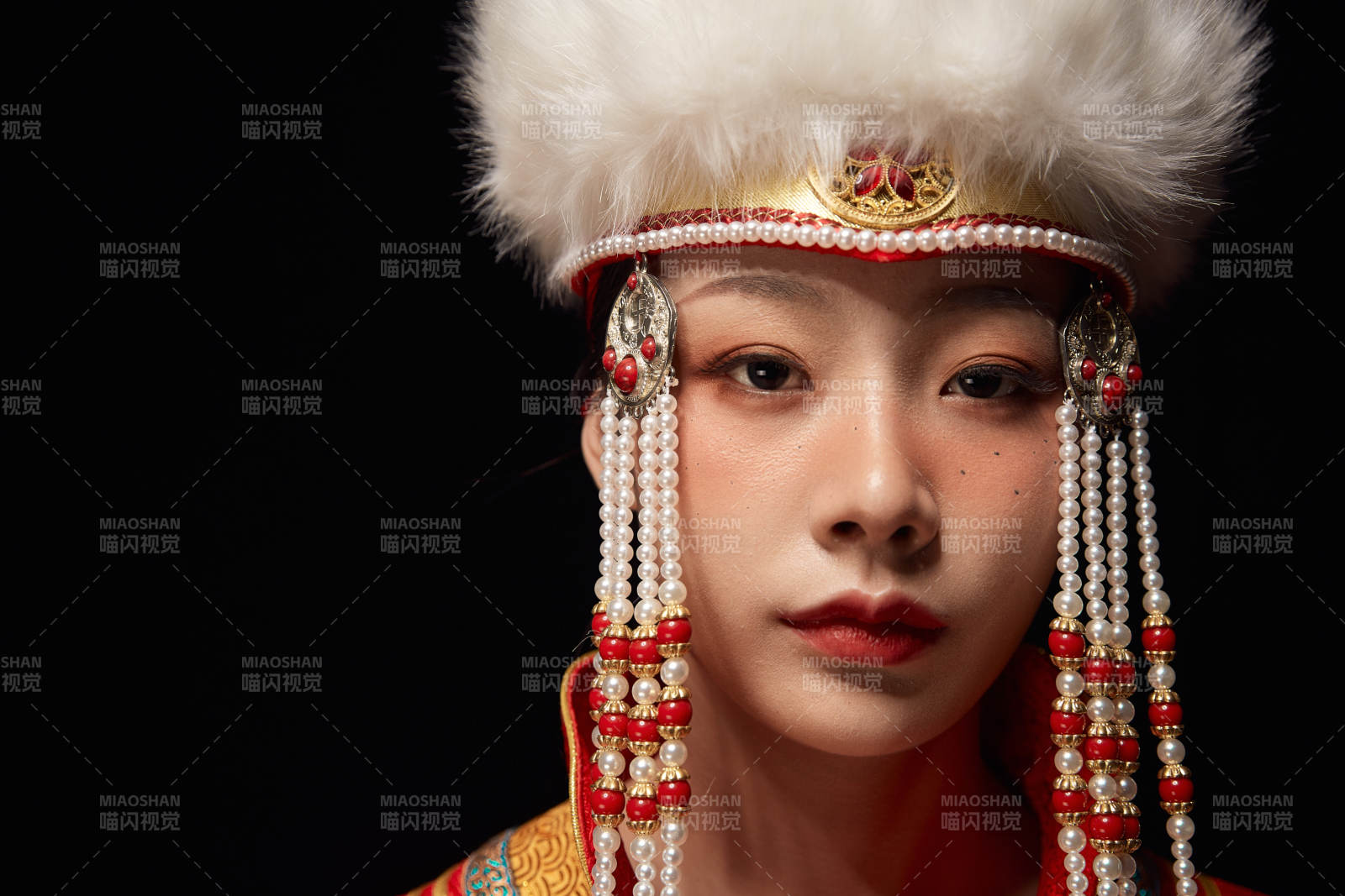 穿着蒙古族服饰的亚洲青年女性图片