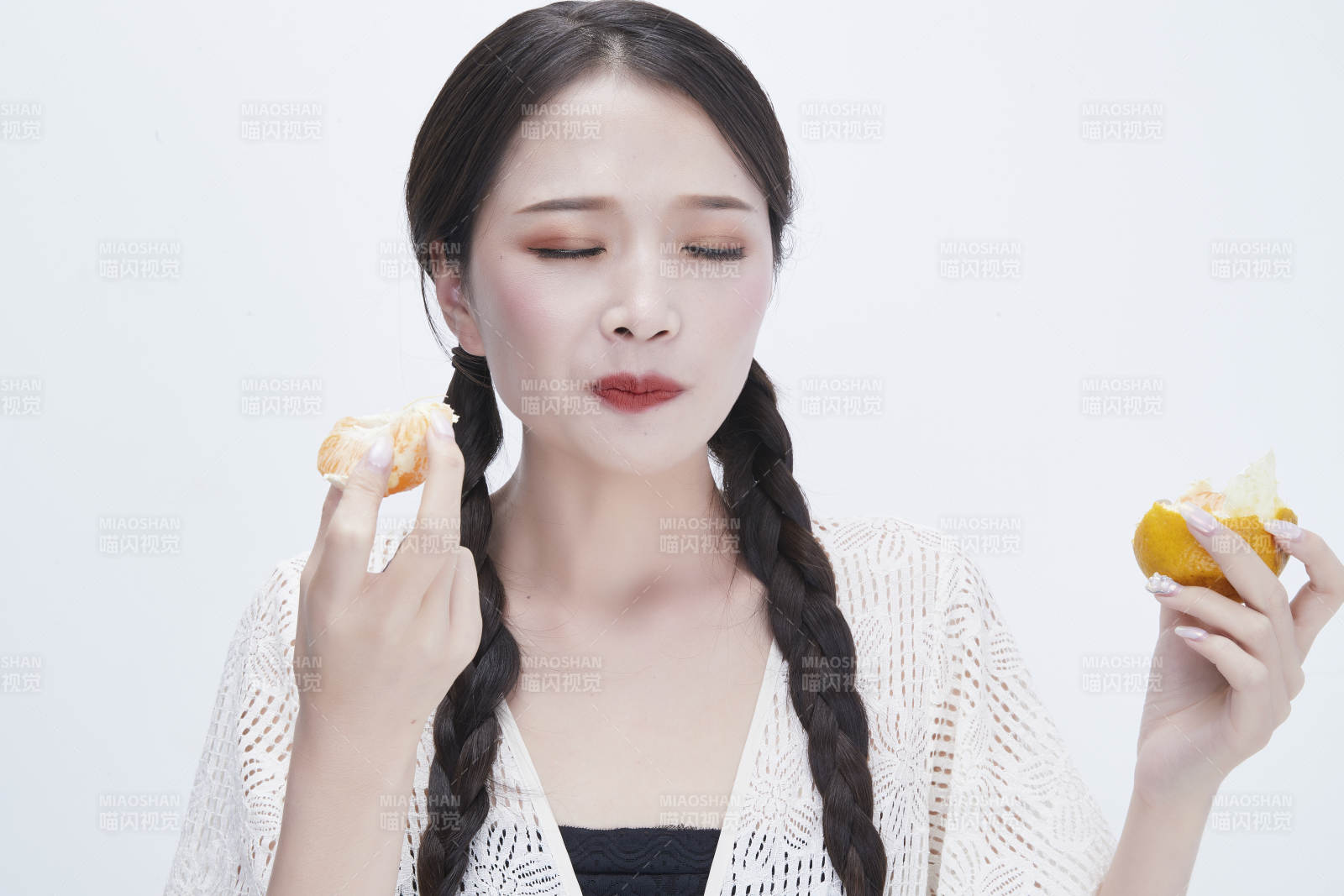 吃橙子被酸到的身穿镂空连衣裙可爱少女人像图片