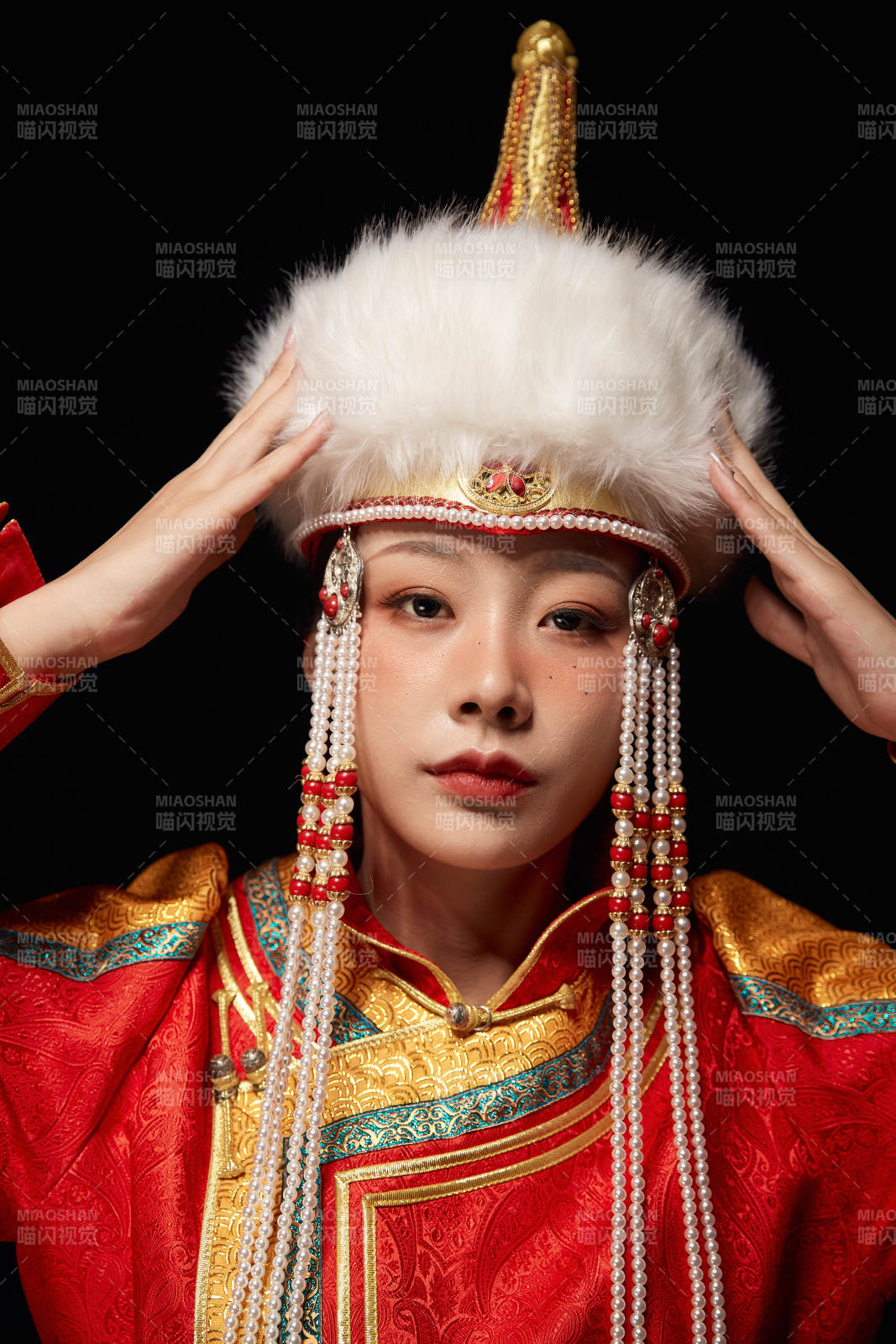 穿着蒙古族服饰的亚洲青年女性图片