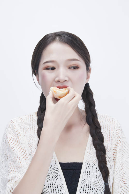 吃橙子被酸到的身穿镂空连衣裙可爱少女人像图片