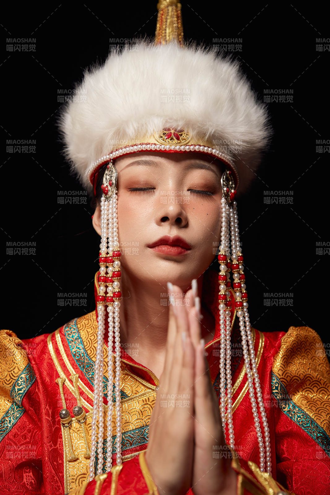 穿着蒙古族服饰的亚洲青年女性图片