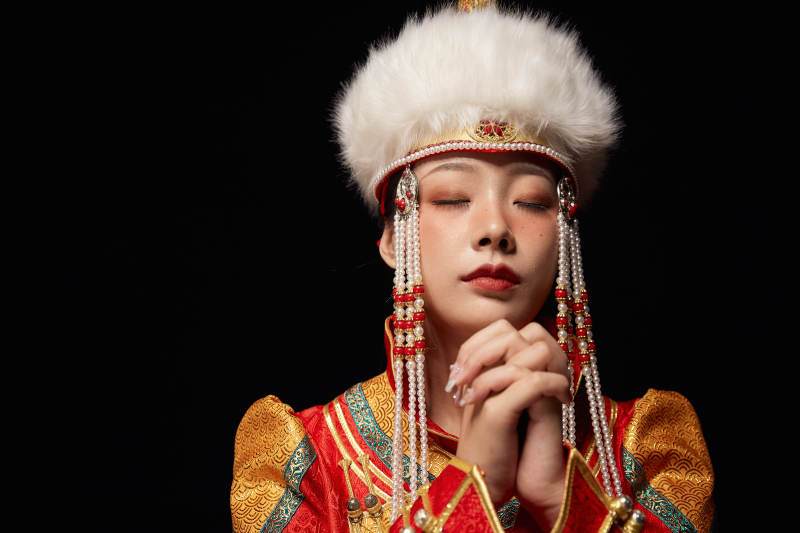 穿着蒙古族服饰的亚洲青年女性图片