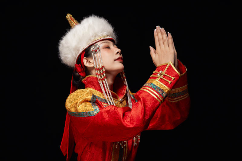 穿着蒙古族服饰的亚洲青年女性图片