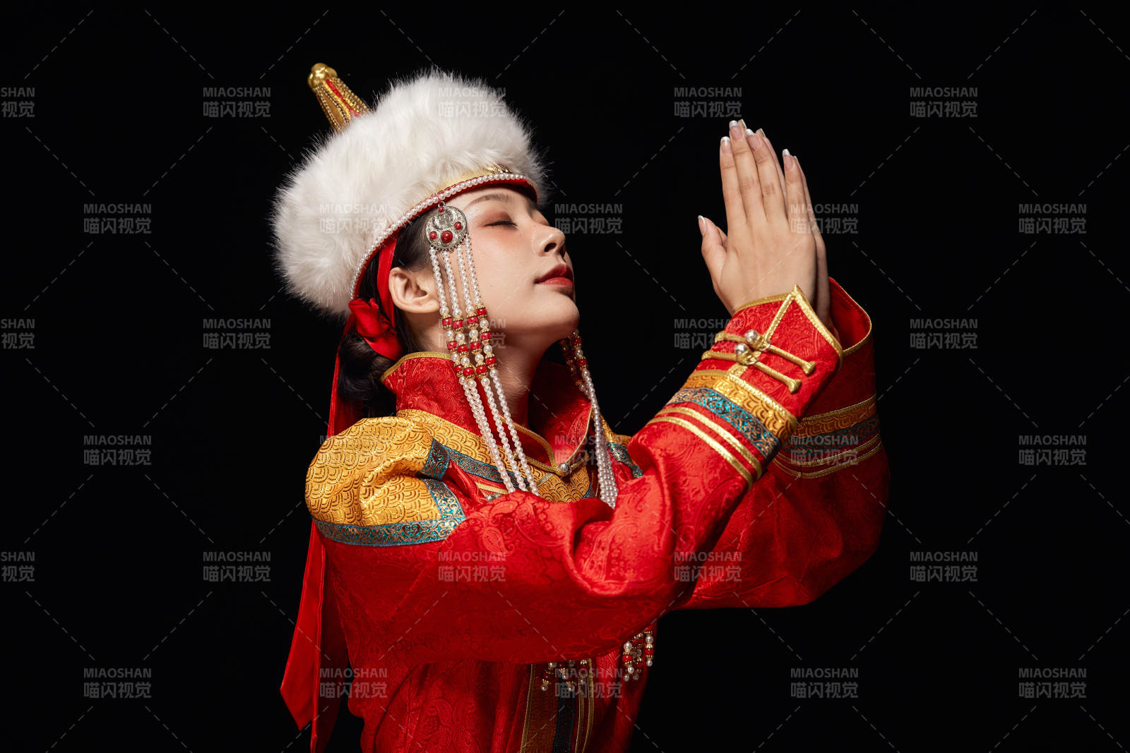 穿着蒙古族服饰的亚洲青年女性图片