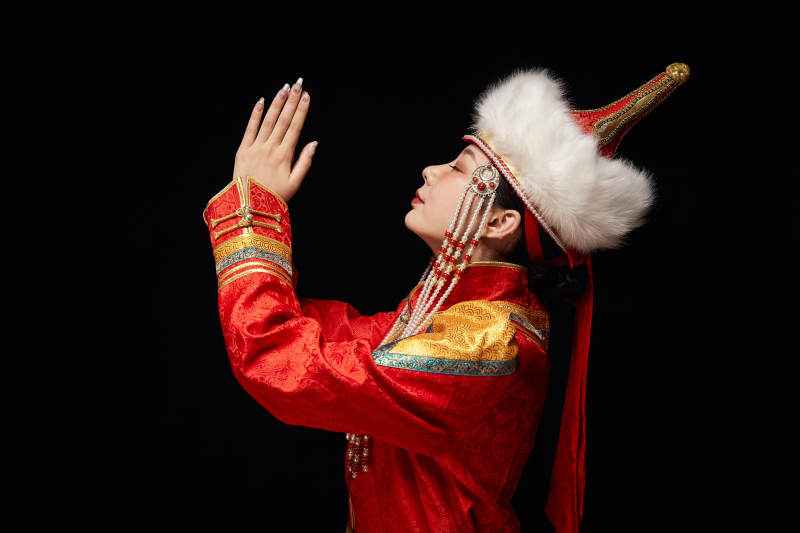 穿着蒙古族服饰的亚洲青年女性图片