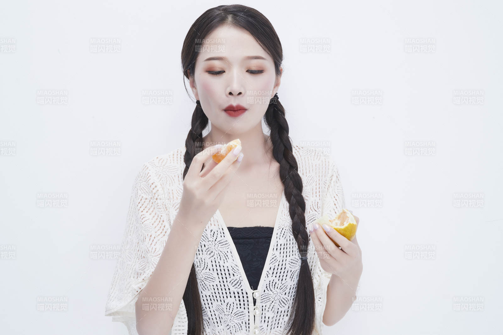 吃橙子被酸到的身穿镂空连衣裙可爱少女人像图片