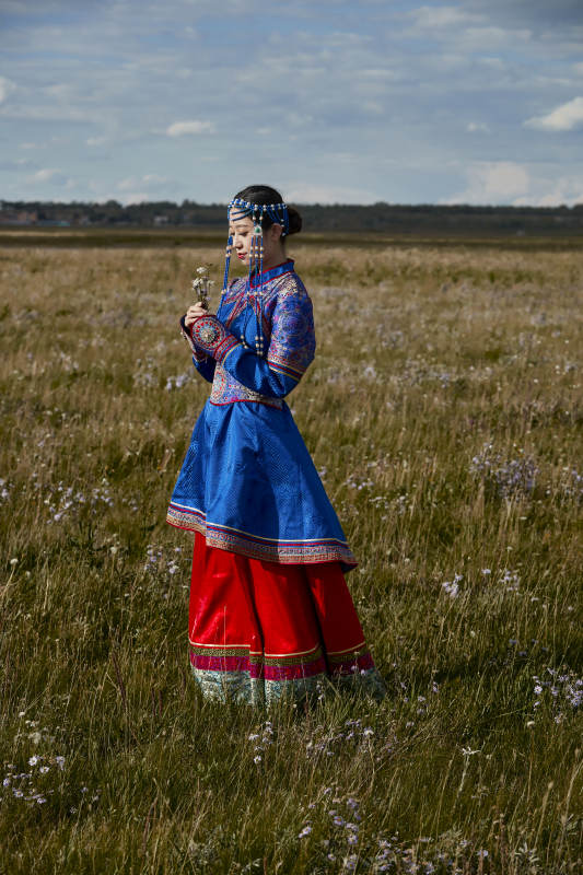 草原上身穿豪华蒙古族服饰的蒙族少女图片