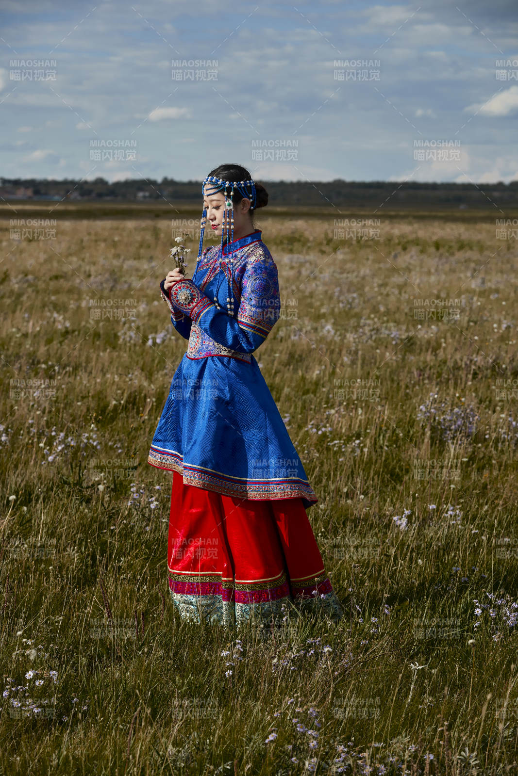 草原上身穿豪华蒙古族服饰的蒙族少女图片