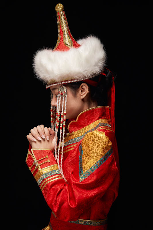 穿着蒙古族服饰的亚洲青年女性图片