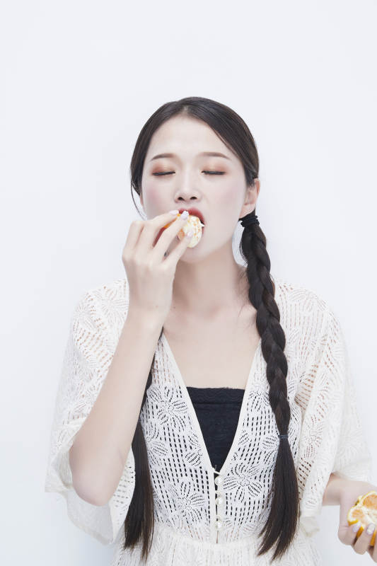吃橙子被酸到的身穿镂空连衣裙可爱少女人像图片