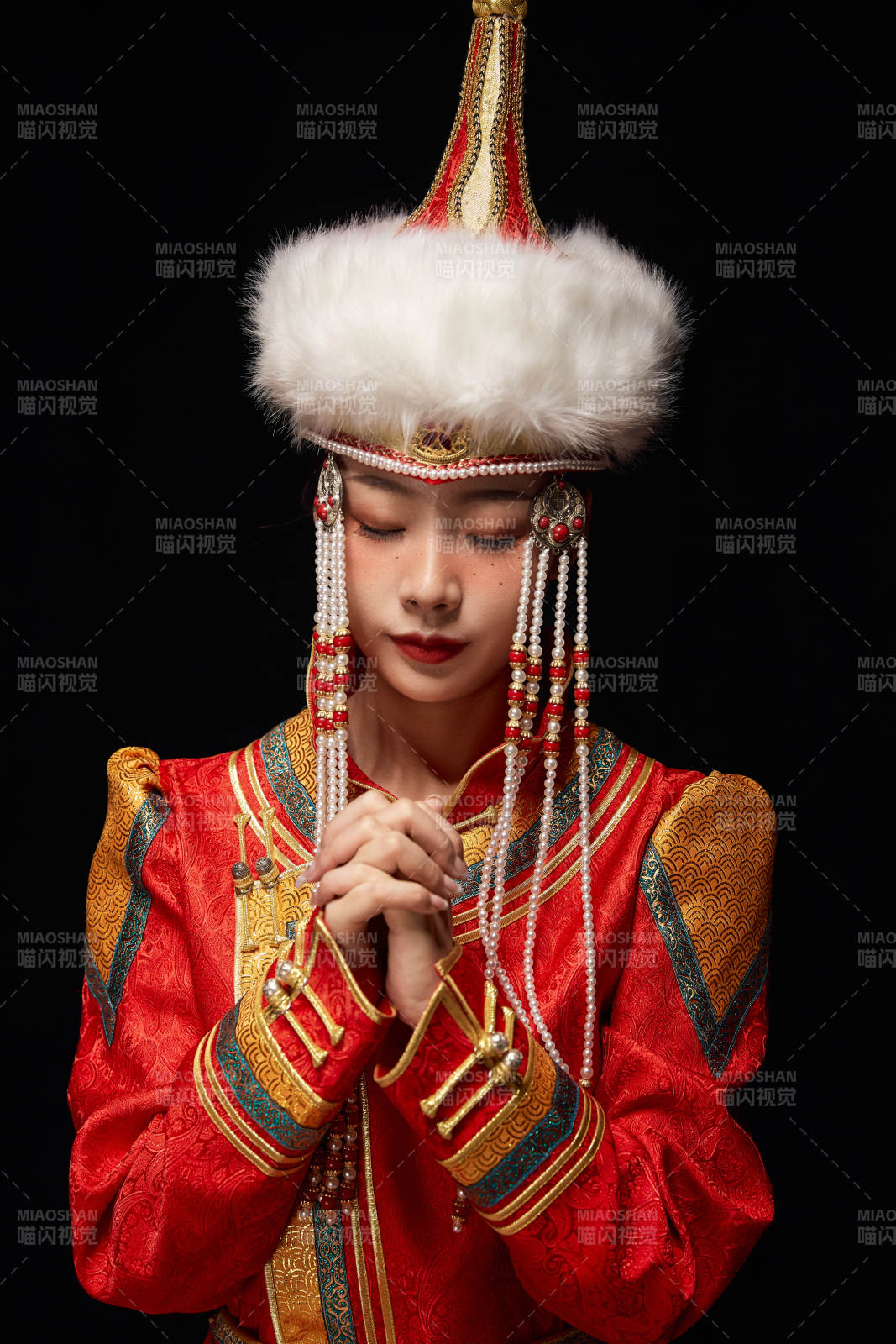 穿着蒙古族服饰的亚洲青年女性图片