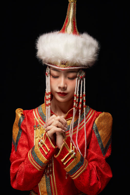 穿着蒙古族服饰的亚洲青年女性图片