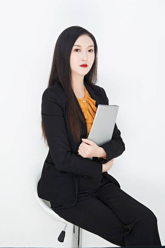 白色背景下的美丽商务女性肖像图片