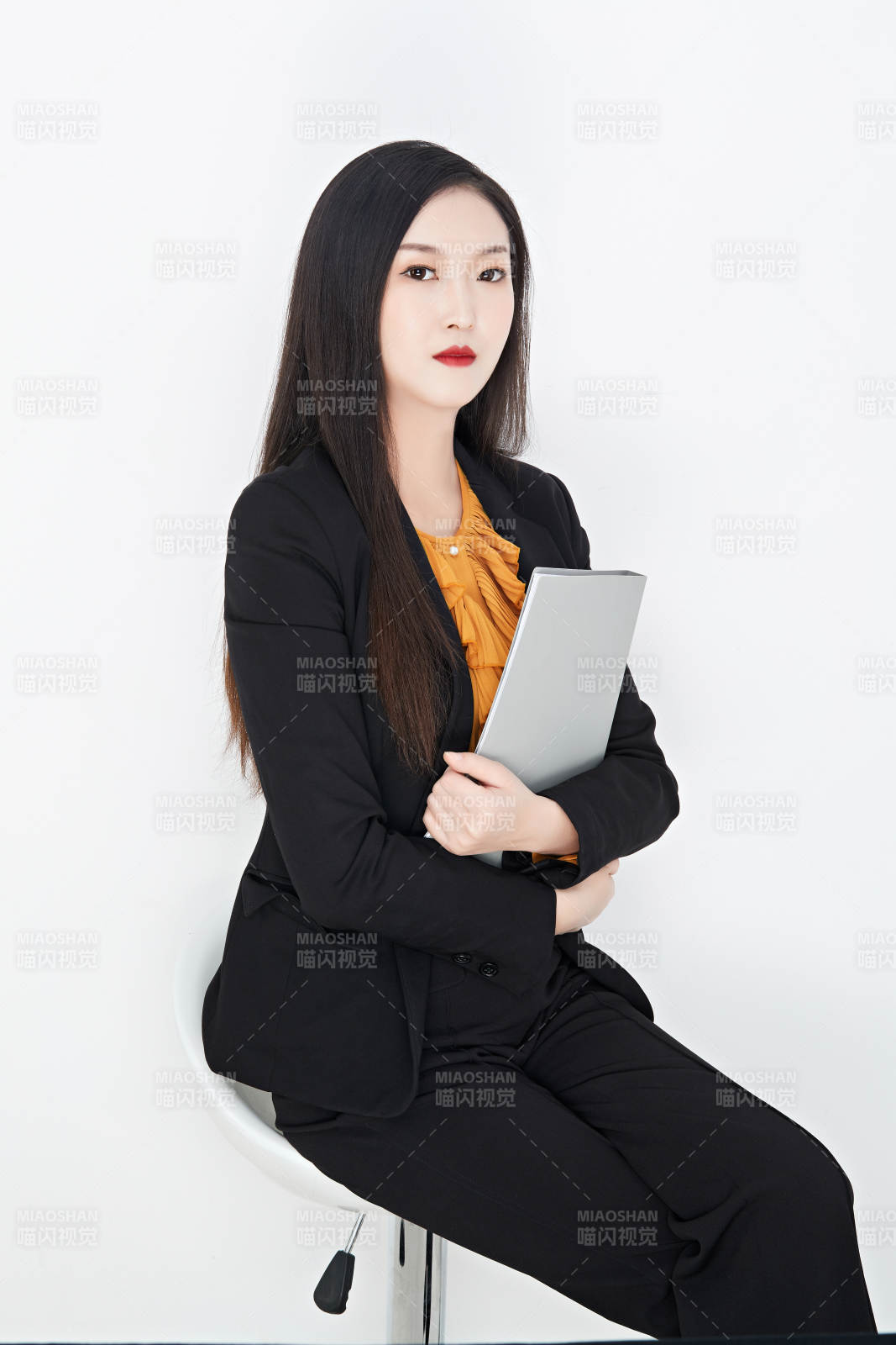 白色背景下的美丽商务女性肖像图片