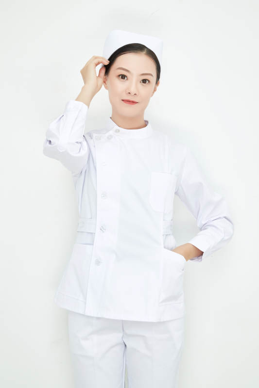 身穿护士的年轻女性医护人员图片