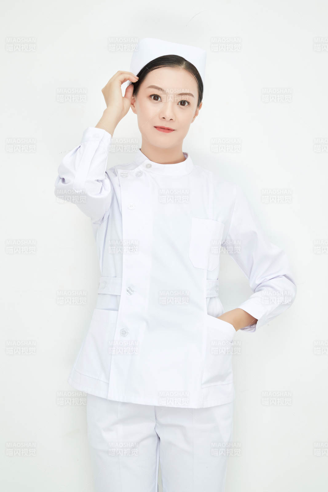 身穿护士的年轻女性医护人员图片