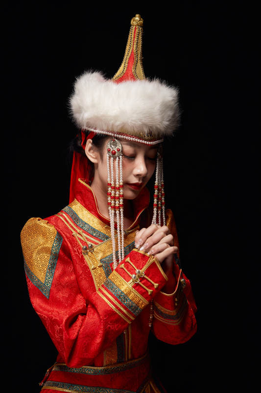 穿着蒙古族服饰的亚洲青年女性图片