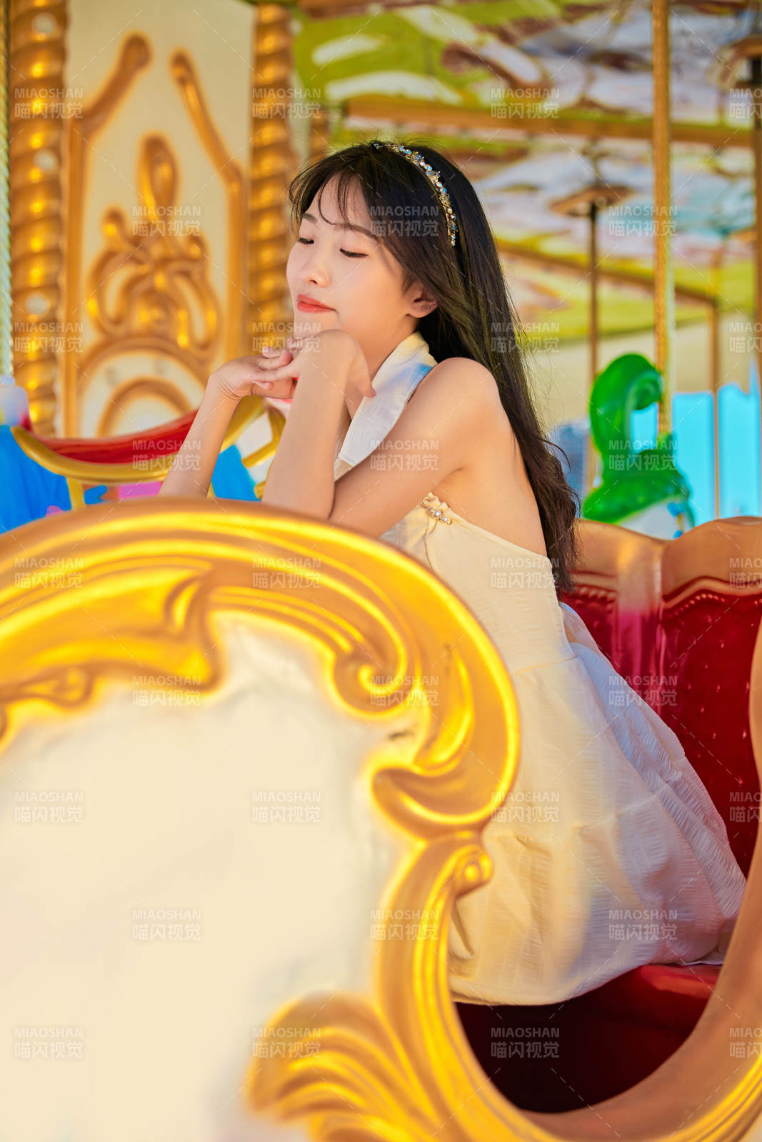 在游乐园坐旋转木马的可爱少女图片