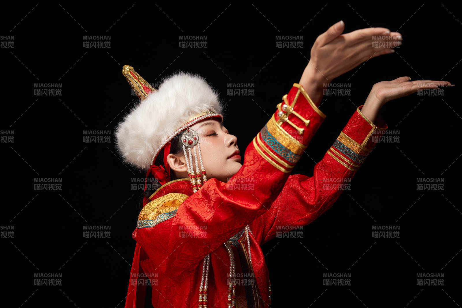 穿着蒙古族服饰的亚洲青年女性图片