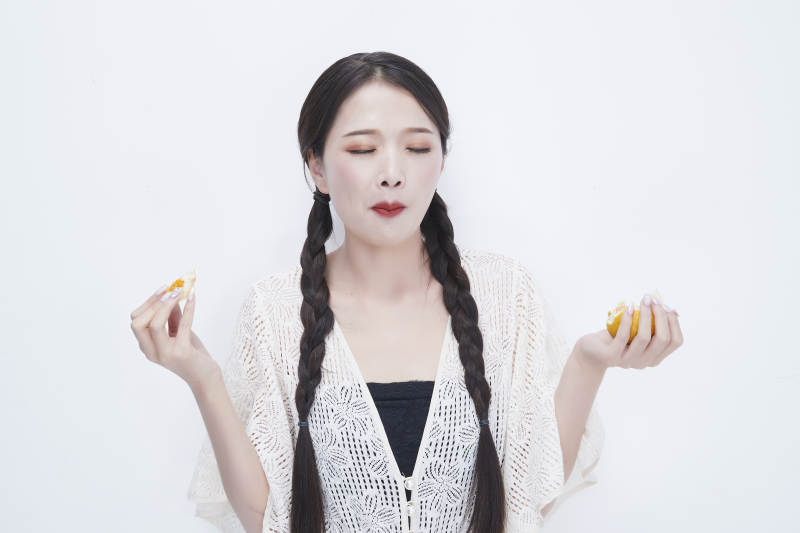 吃橙子被酸到的身穿镂空连衣裙可爱少女人像图片