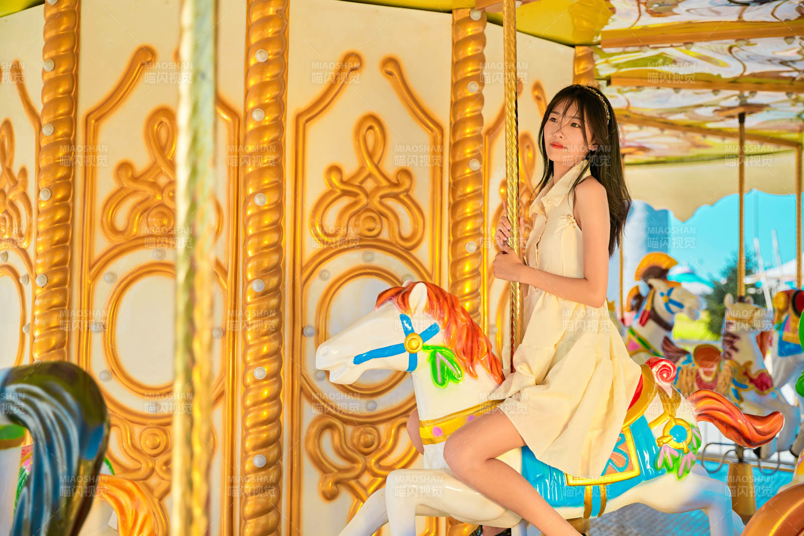 在游乐园坐旋转木马的可爱少女图片