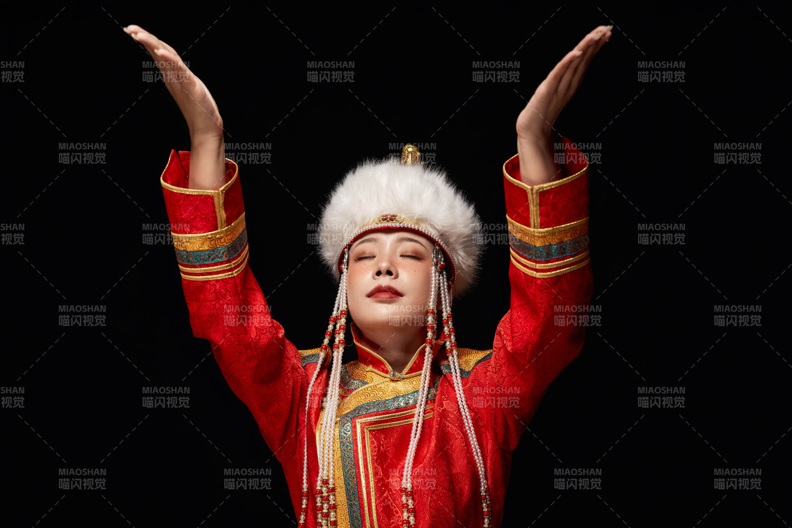 穿着蒙古族服饰的亚洲青年女性图片